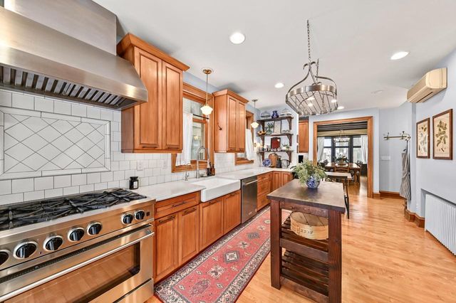 2963 N Summit AVENUE, Milwaukee, WI 53211