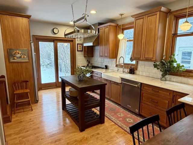 2963 N Summit AVENUE, Milwaukee, WI 53211