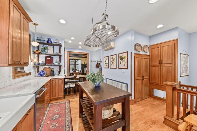 2963 N Summit AVENUE, Milwaukee, WI 53211