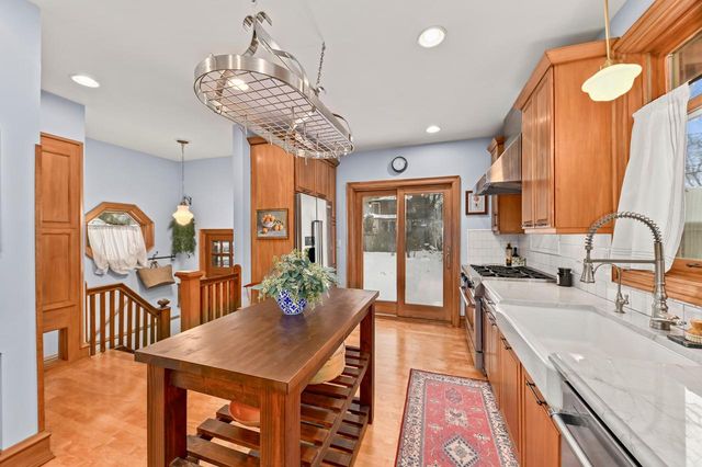 2963 N Summit AVENUE, Milwaukee, WI 53211