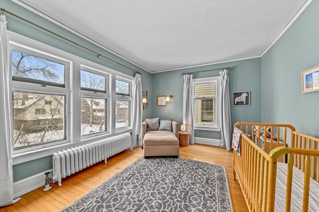 2963 N Summit AVENUE, Milwaukee, WI 53211