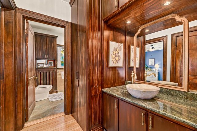 2963 N Summit AVENUE, Milwaukee, WI 53211