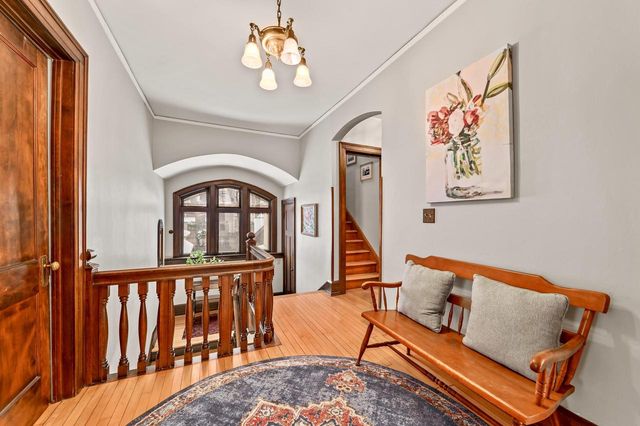 2963 N Summit AVENUE, Milwaukee, WI 53211