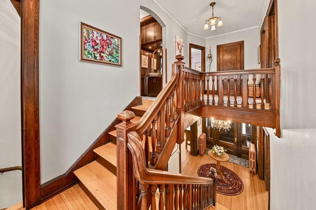 2963 N Summit AVENUE, Milwaukee, WI 53211