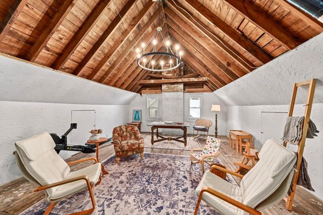 2963 N Summit AVENUE, Milwaukee, WI 53211