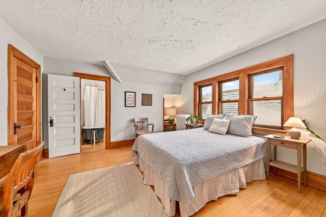 2963 N Summit AVENUE, Milwaukee, WI 53211