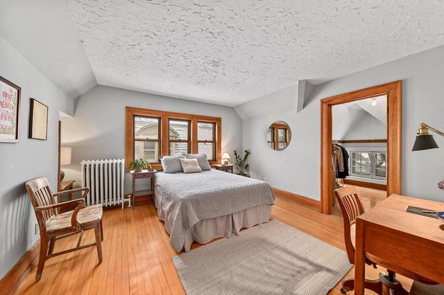 2963 N Summit AVENUE, Milwaukee, WI 53211