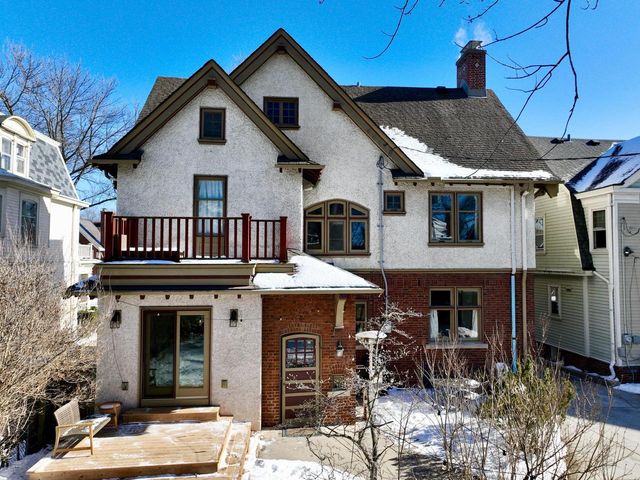 2963 N Summit AVENUE, Milwaukee, WI 53211