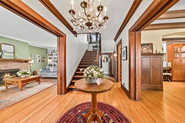 2963 N Summit AVENUE, Milwaukee, WI 53211