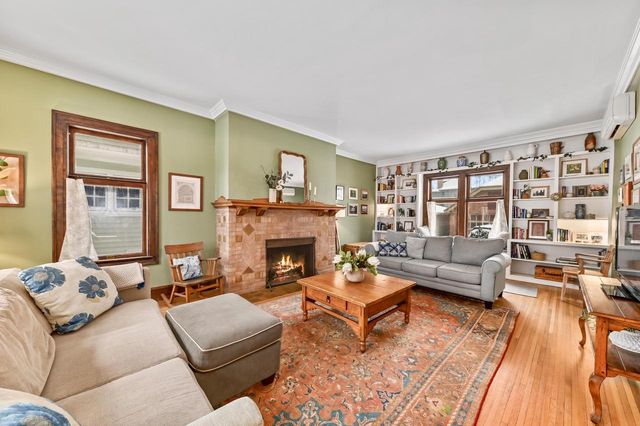 2963 N Summit AVENUE, Milwaukee, WI 53211