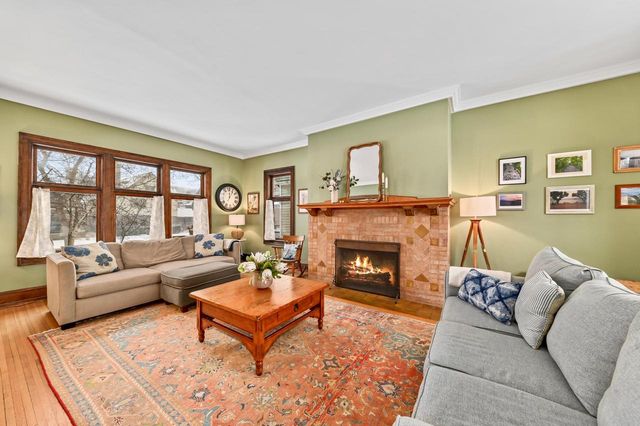 2963 N Summit AVENUE, Milwaukee, WI 53211