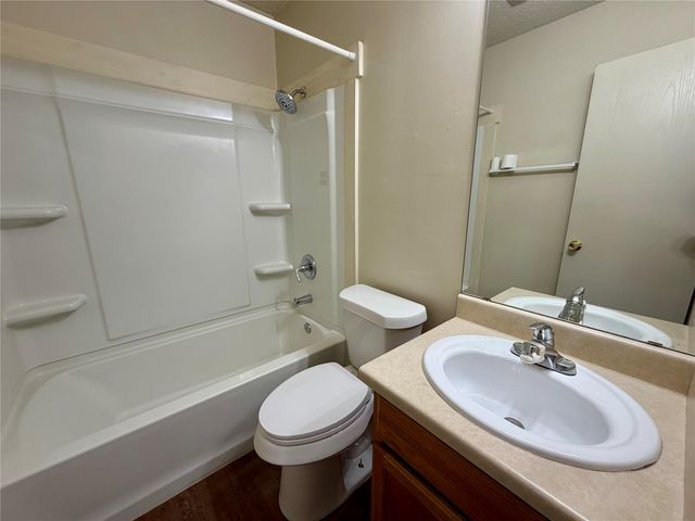 1510 S Medina ST B, Lockhart, TX 78644