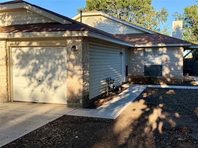 1510 S Medina ST B, Lockhart, TX 78644