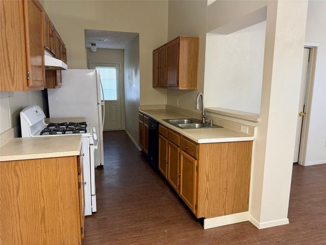 1510 S Medina ST B, Lockhart, TX 78644