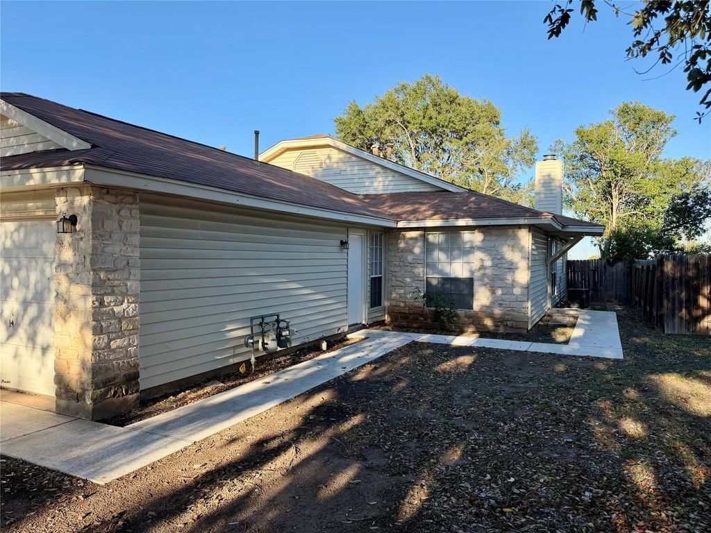 1510 S Medina ST B, Lockhart, TX 78644