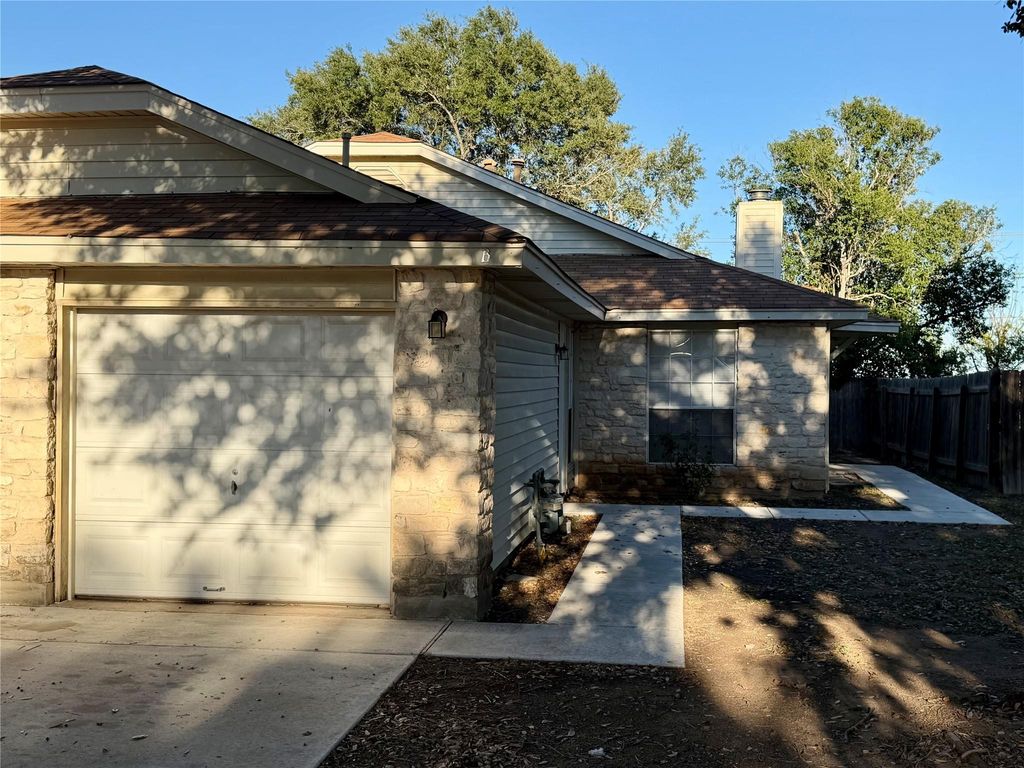 1510 S Medina ST B, Lockhart, TX 78644