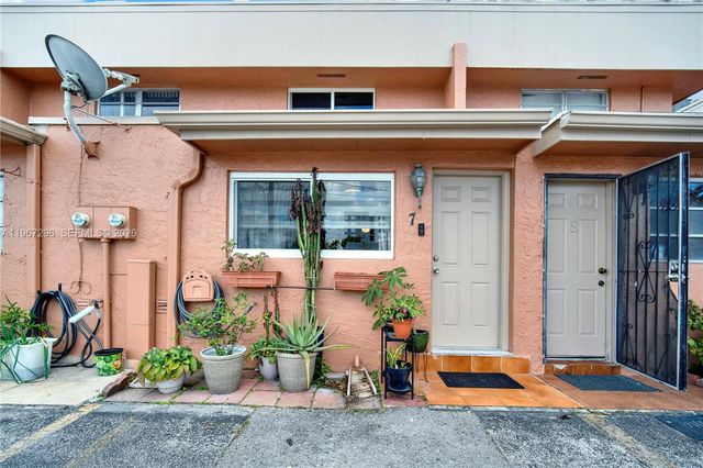 10881 SW 6th St 7, Sweetwater, FL 33174