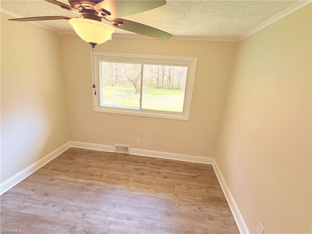 118 Lakeview Circle, Thomasville, NC 27360
