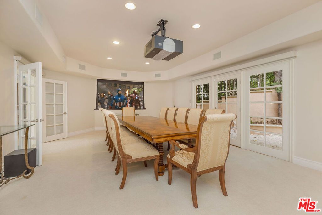Image 12 of property listing at 1922 Bel Air Road, Los Angeles, CA 90077