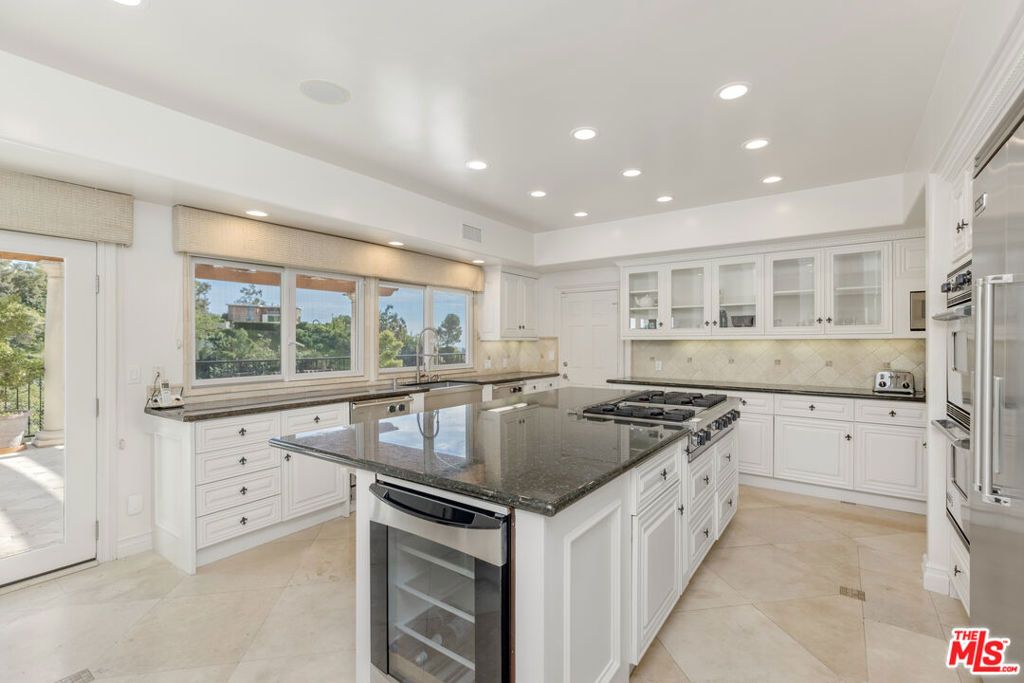 Image 14 of property listing at 1922 Bel Air Road, Los Angeles, CA 90077