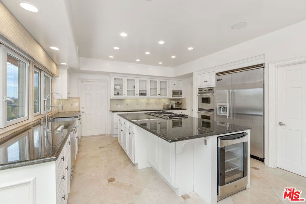 Image 16 of property listing at 1922 Bel Air Road, Los Angeles, CA 90077