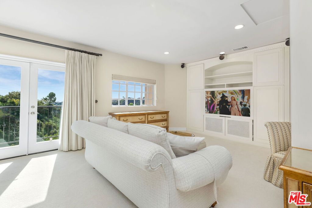 Image 23 of property listing at 1922 Bel Air Road, Los Angeles, CA 90077