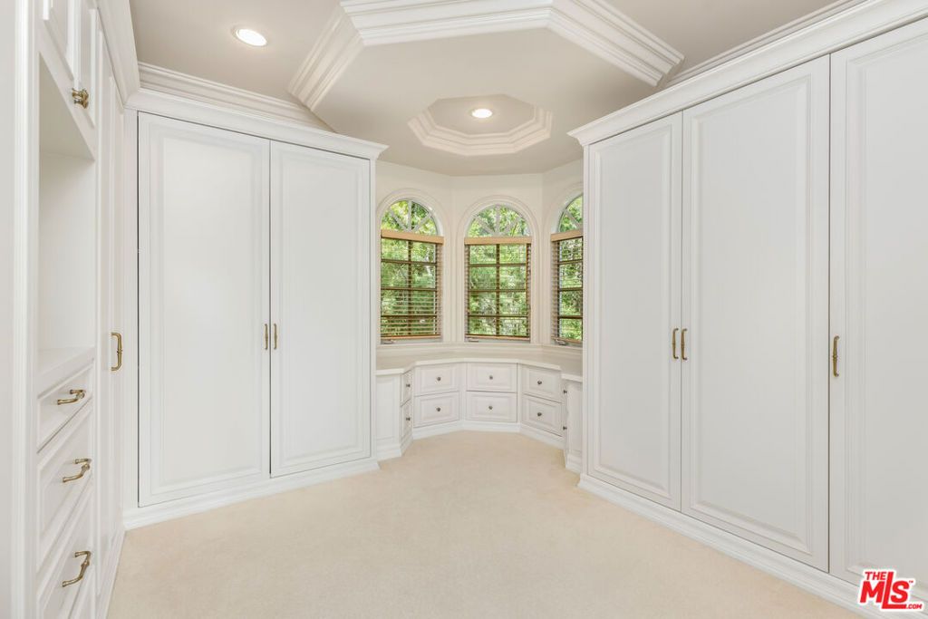 Image 26 of property listing at 1922 Bel Air Road, Los Angeles, CA 90077