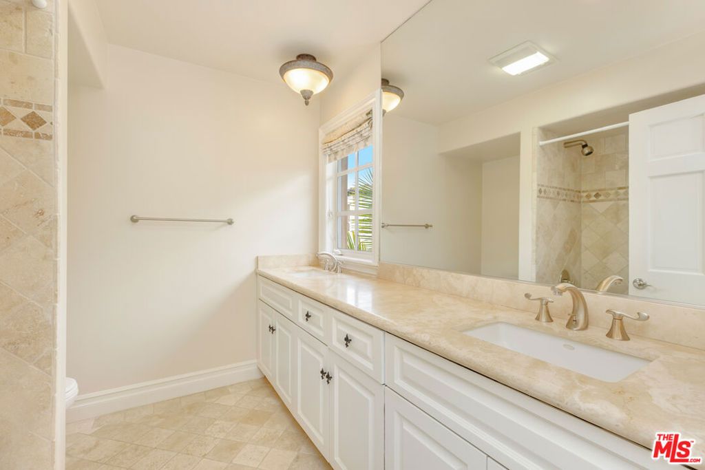 Image 36 of property listing at 1922 Bel Air Road, Los Angeles, CA 90077