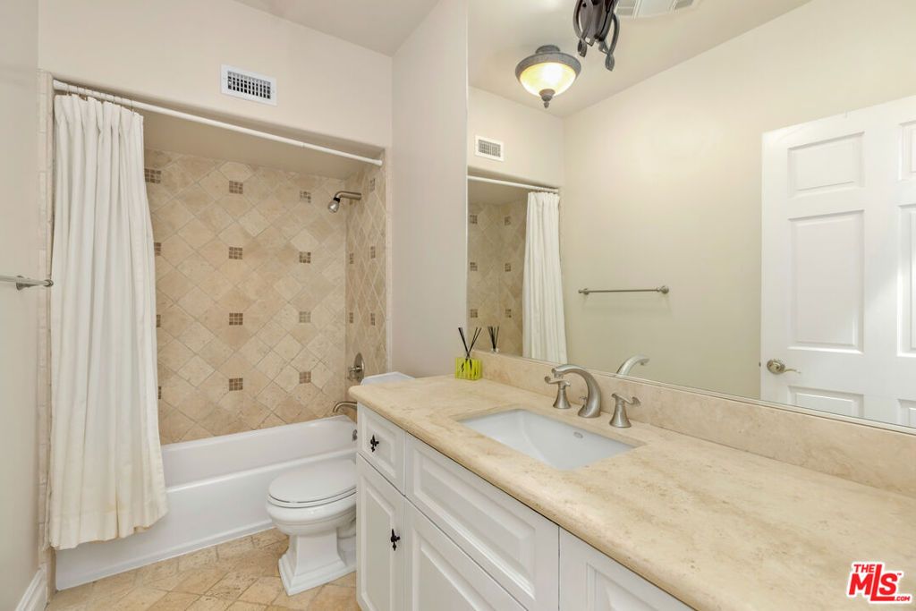 Image 38 of property listing at 1922 Bel Air Road, Los Angeles, CA 90077