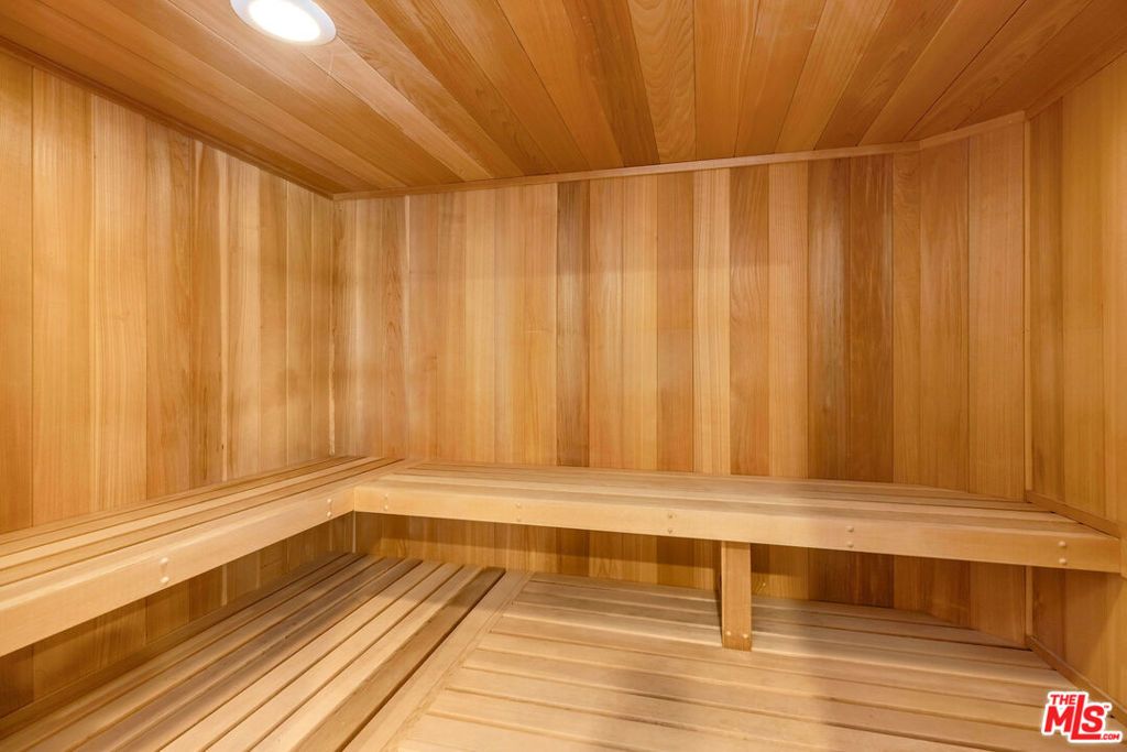 Image 43 of property listing at 1922 Bel Air Road, Los Angeles, CA 90077