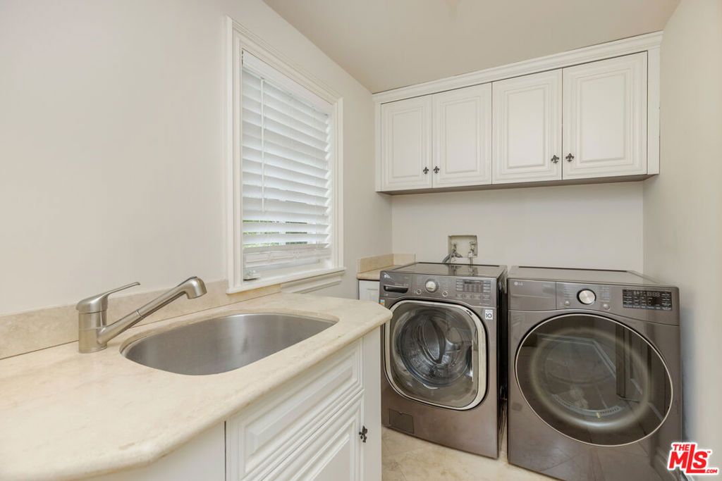 Image 45 of property listing at 1922 Bel Air Road, Los Angeles, CA 90077