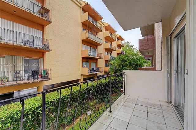1950 W 54th St 105, Hialeah, FL 33012