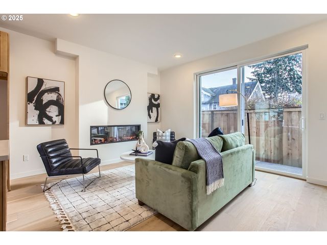 6678 Se CLINTON St, Portland, OR 97206