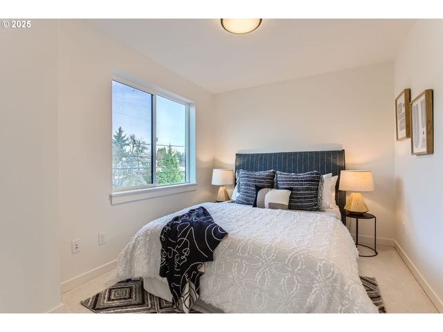 6678 Se CLINTON St, Portland, OR 97206