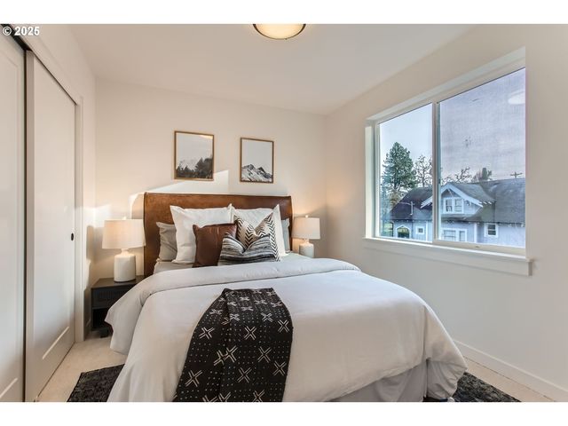 6678 Se CLINTON St, Portland, OR 97206