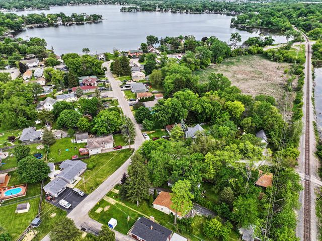 26131 W Lakeview Avenue, Ingleside, IL 60041