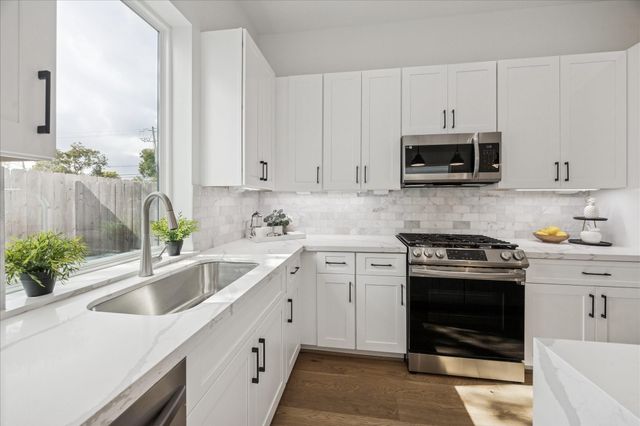 7710 Sky Dweller Drive, Houston, TX 77055