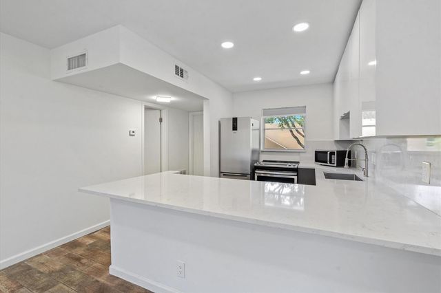 899 SE 2ND Avenue 203, Deerfield Beach, FL 33441