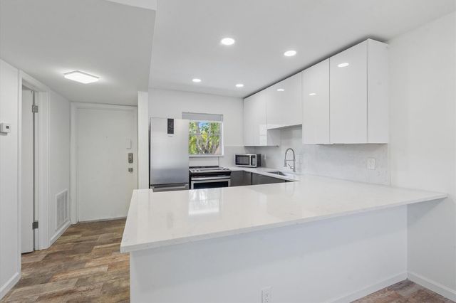 899 SE 2ND Avenue 203, Deerfield Beach, FL 33441