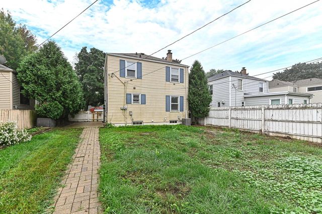 1018 E Wilbur AVENUE, Milwaukee, WI 53207