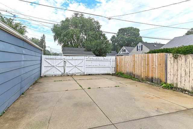 1018 E Wilbur AVENUE, Milwaukee, WI 53207