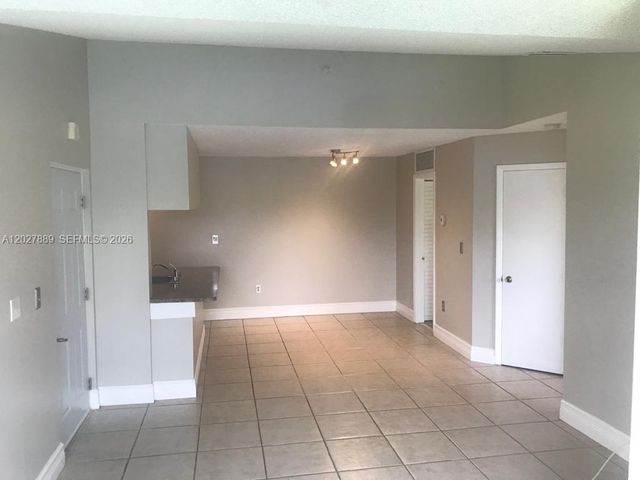 6740 NW 175th Ln L-20, Hialeah, FL 33015