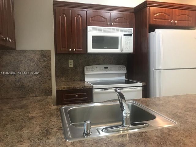 6740 NW 175th Ln L-20, Hialeah, FL 33015