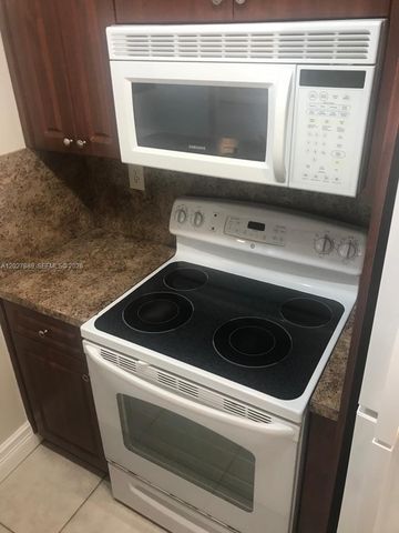 6740 NW 175th Ln L-20, Hialeah, FL 33015
