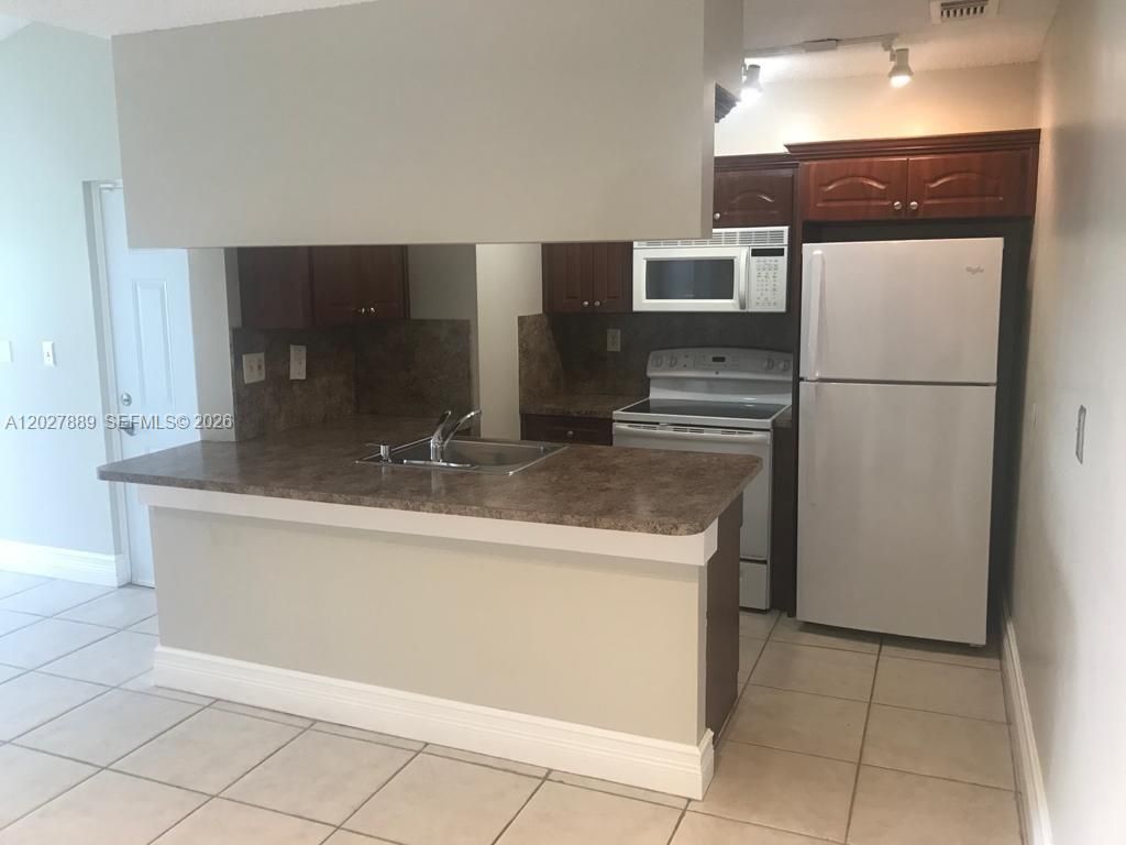 6740 NW 175th Ln L-20, Hialeah, FL 33015
