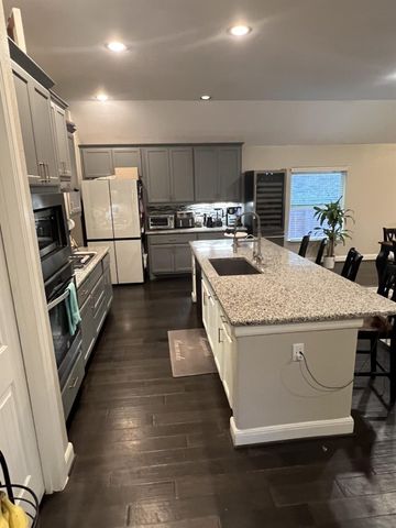 404 Peakside CIR, Dripping Springs, TX 78620