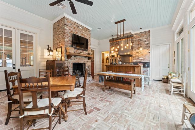 5376 Live Oak Dr, St Francisville, LA 70775