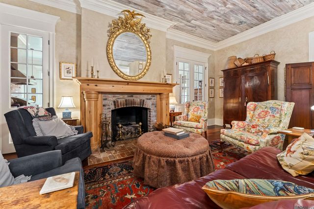 5376 Live Oak Dr, St Francisville, LA 70775