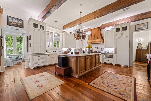 5376 Live Oak Dr, St Francisville, LA 70775