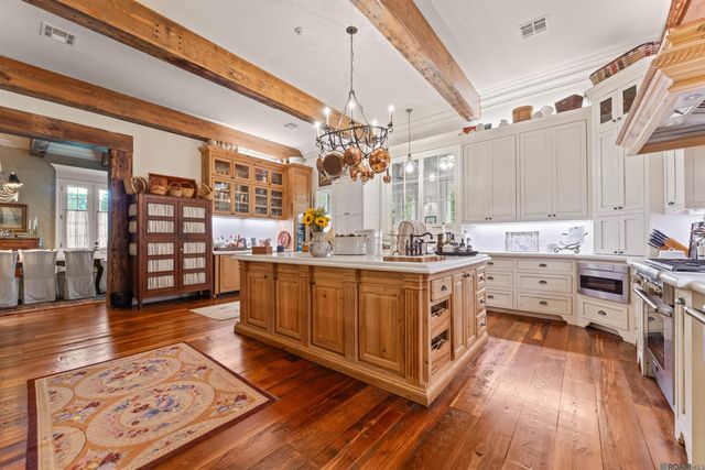 5376 Live Oak Dr, St Francisville, LA 70775